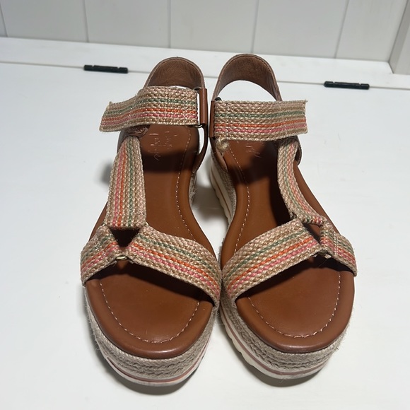 cute platform sandals - Picture 2 of 4
